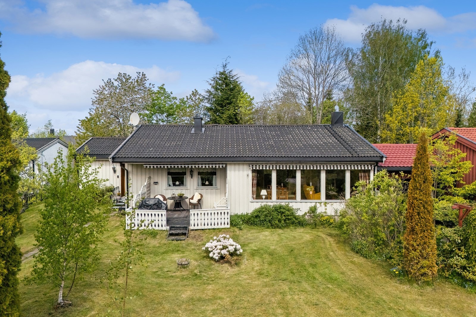 Et enderekkehus med en privat hage som er pent skjermet. Galleribilde