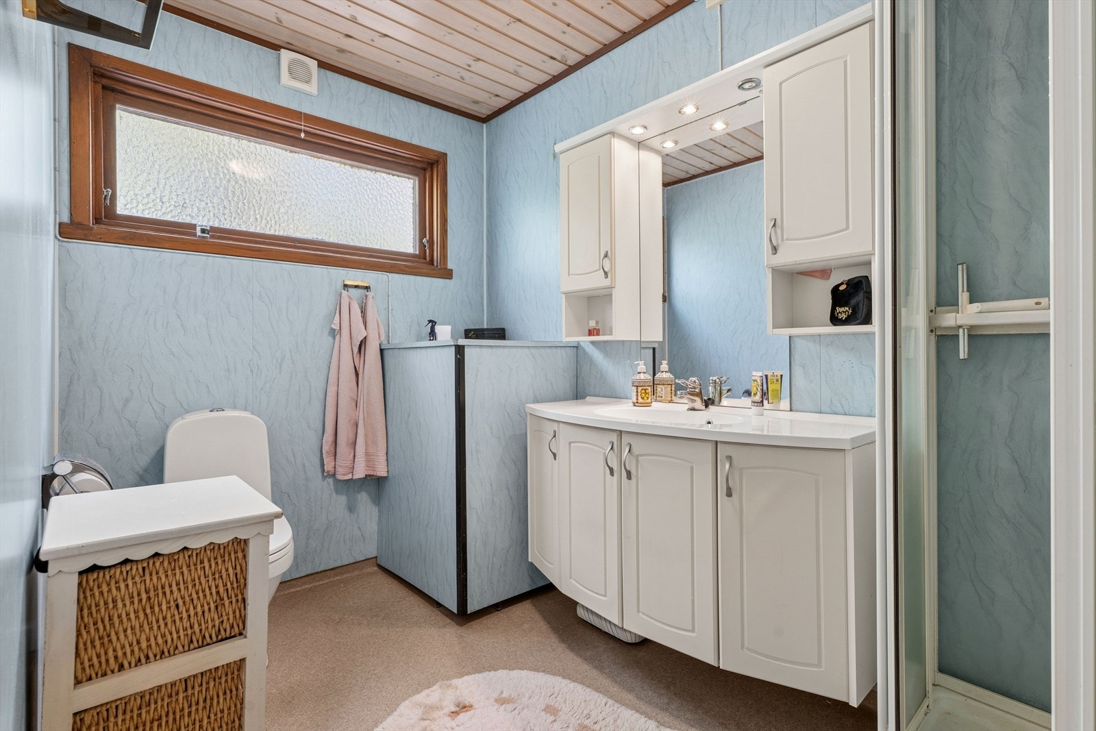 Badet er innredet med dusjkabinett, servant og toalett. Galleribilde
