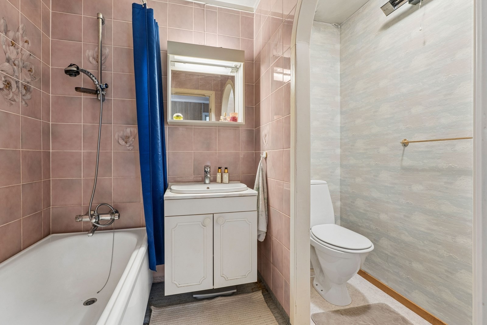 Boligens andre bad er fra byggeåret og utstyrt med badekar. Galleribilde