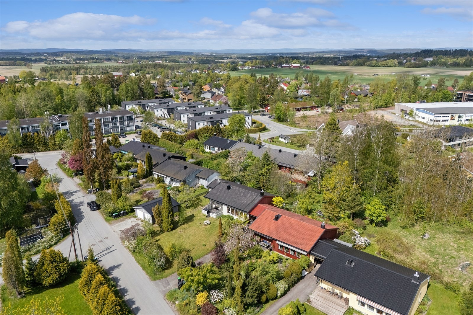 Beliggenhet i et familievennlig område med kort vei til skoler og barnehager. Galleribilde