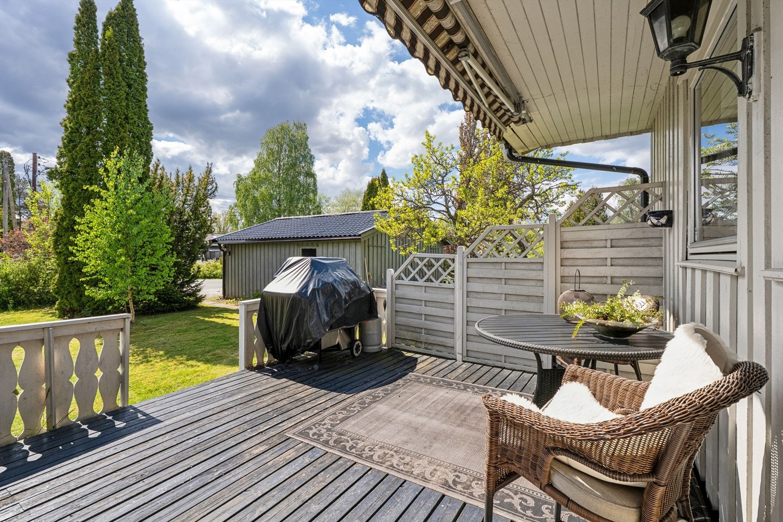 Den sydvendte terrassen på ca. 15 m² har god plass til utemøbler. Galleribilde