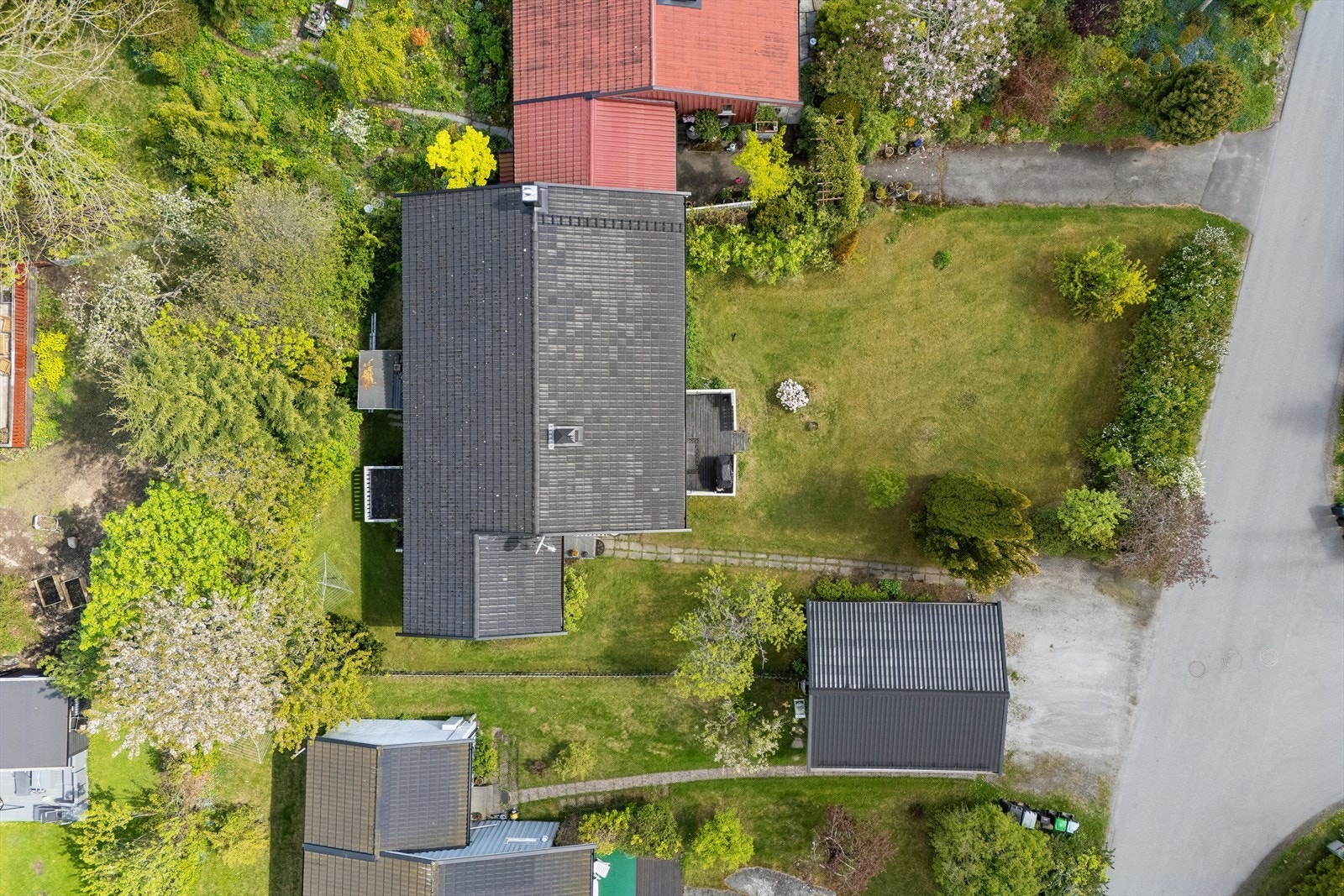 Oversikt som viser eiendommens plassering med bolig, hage og garasje. Galleribilde