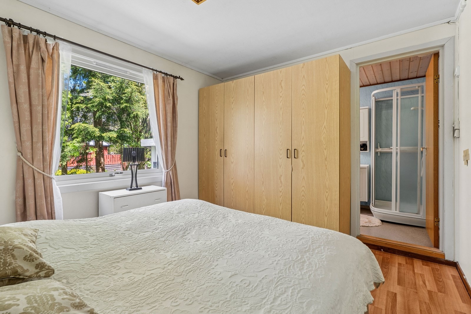 Fra det ene soverommet er det direkte adkomst til hovedbadet. Galleribilde