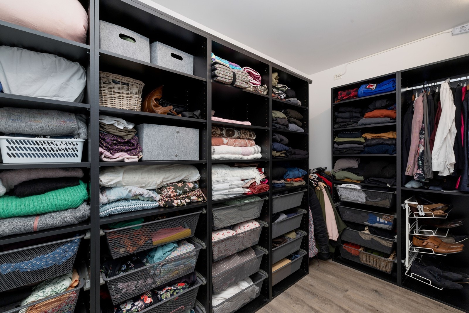 Garderobe med god plass. Galleribilde