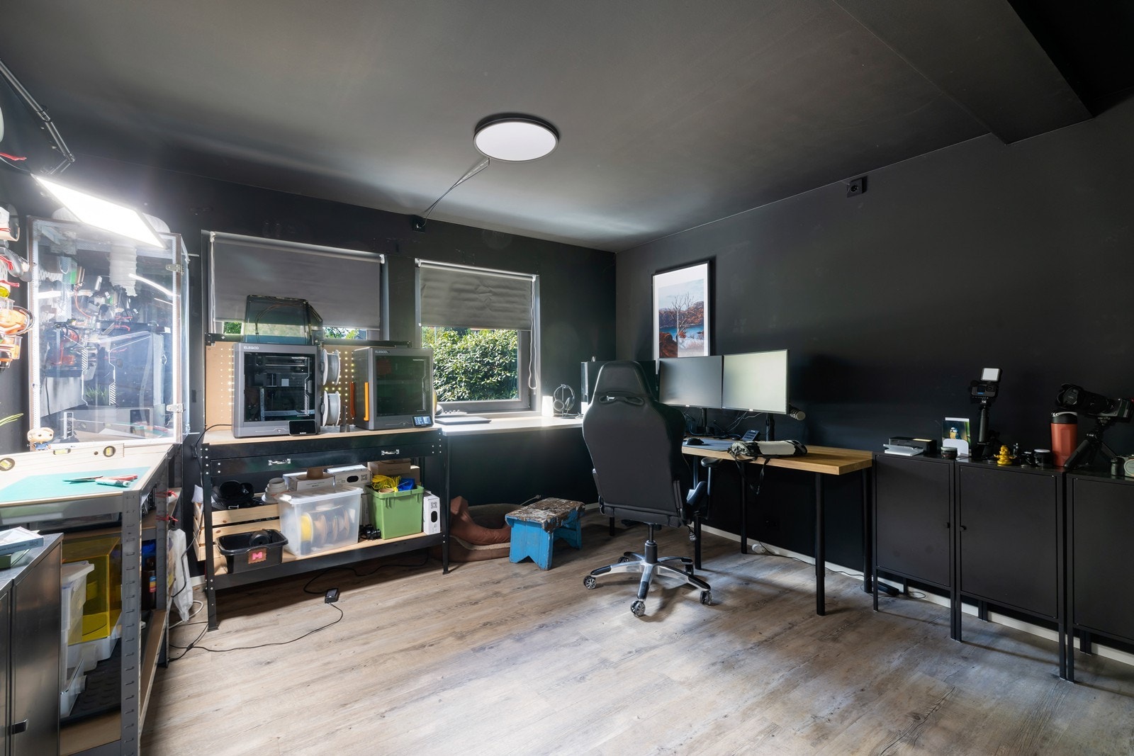 Rommet har klikkvinyl fra Gerflor "Creation 70 CLIC" og malte vegger, med plass til kontor eller hobbyområde. Galleribilde