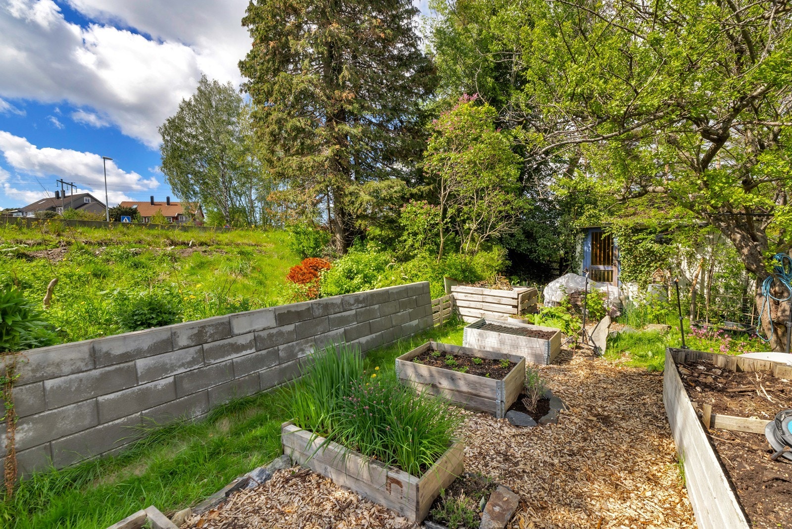 Det er opparbeidet plantekasser og beplantning med mulighet for dyrking. Galleribilde