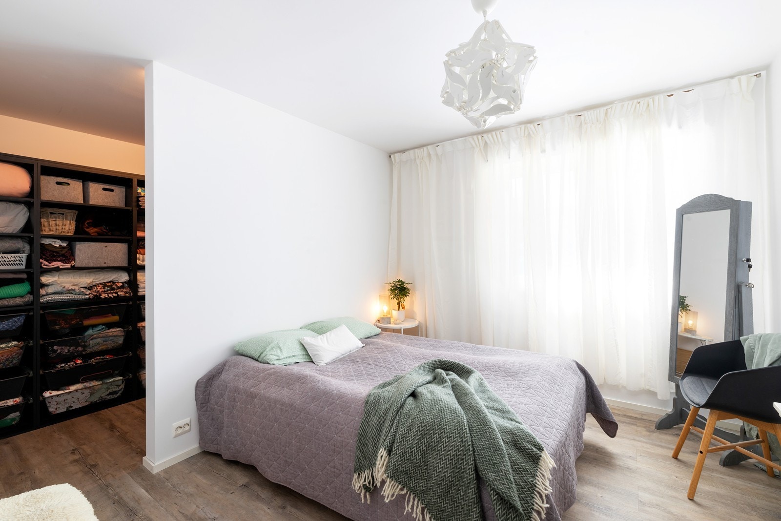 Soverommet har malte vegger og tak samt klikkvinyl fra Gerflor "Creation 70 CLIC", som ble oppgradert i 2020. Galleribilde