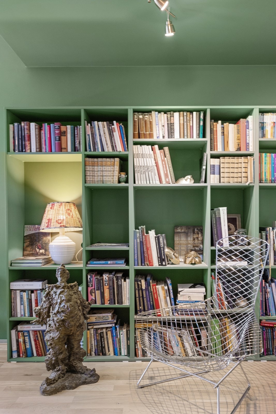 Bokhylle er malt i samme farge Calke Green fra FarrowAndBall som vegger og deler av tak Galleribilde