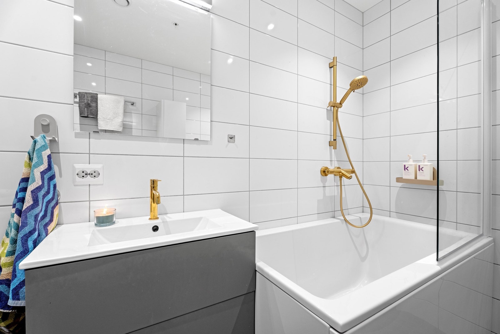 Lekre og stilfulle detaljer - Her kan man slappe av med spa og velvære med kombinert badekar og dusj Galleribilde