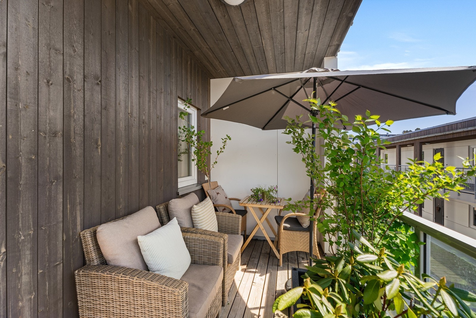 Solrik balkong med plass til sittegruppe, beplantning og grill Galleribilde