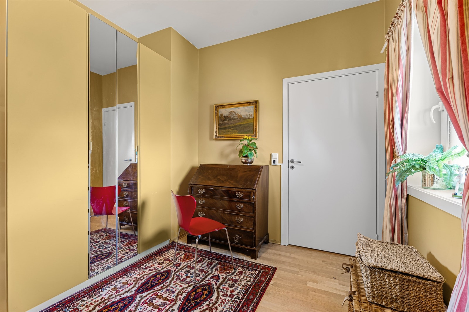 Praktisk med stort soverom som gir fleksibilitet for den som vil ha stor seng, godt med garderobeplass eller en gaming/smike pult? Galleribilde