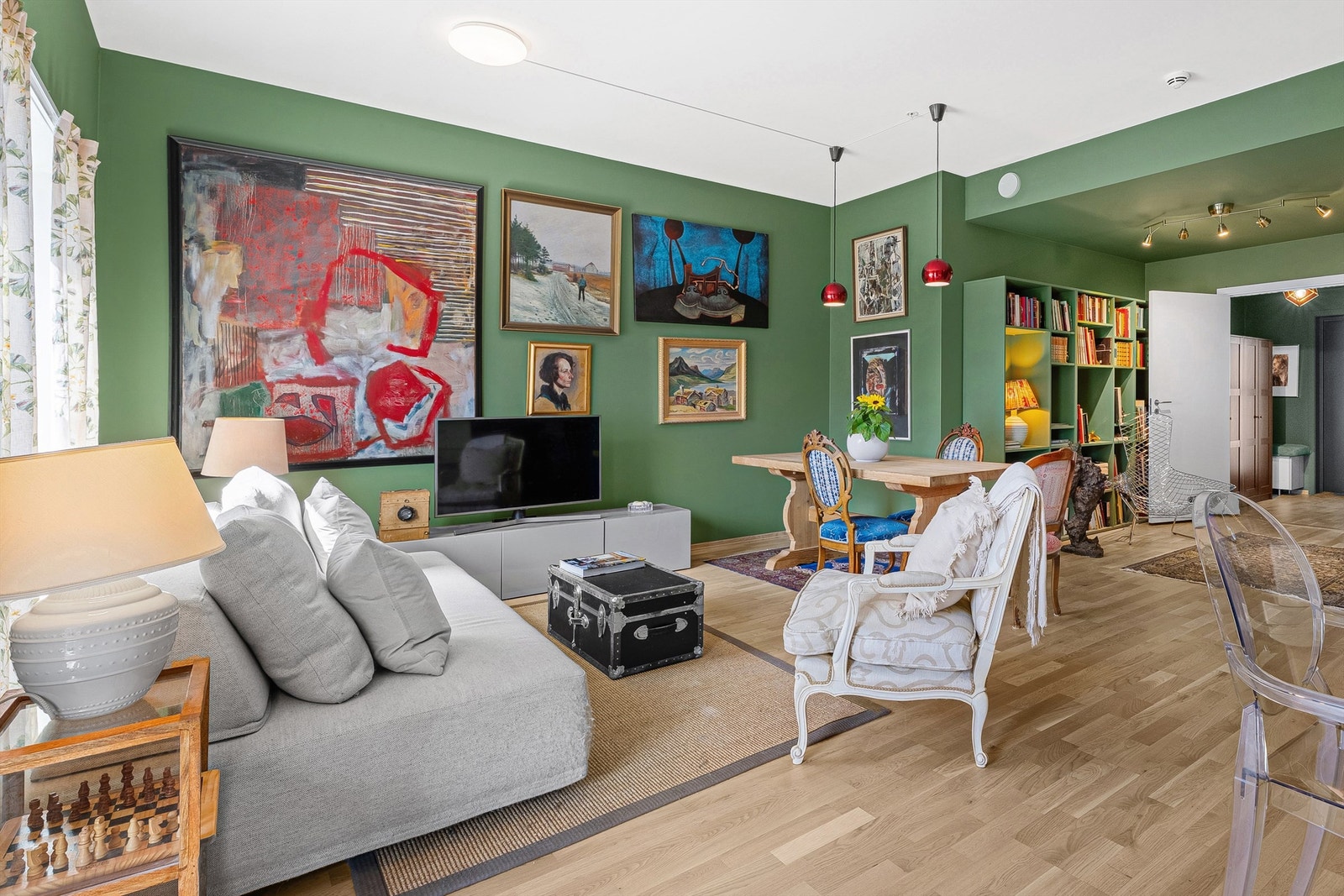 Åpent stort rom med god plass til sittegrupper, sofa og spisebord Galleribilde