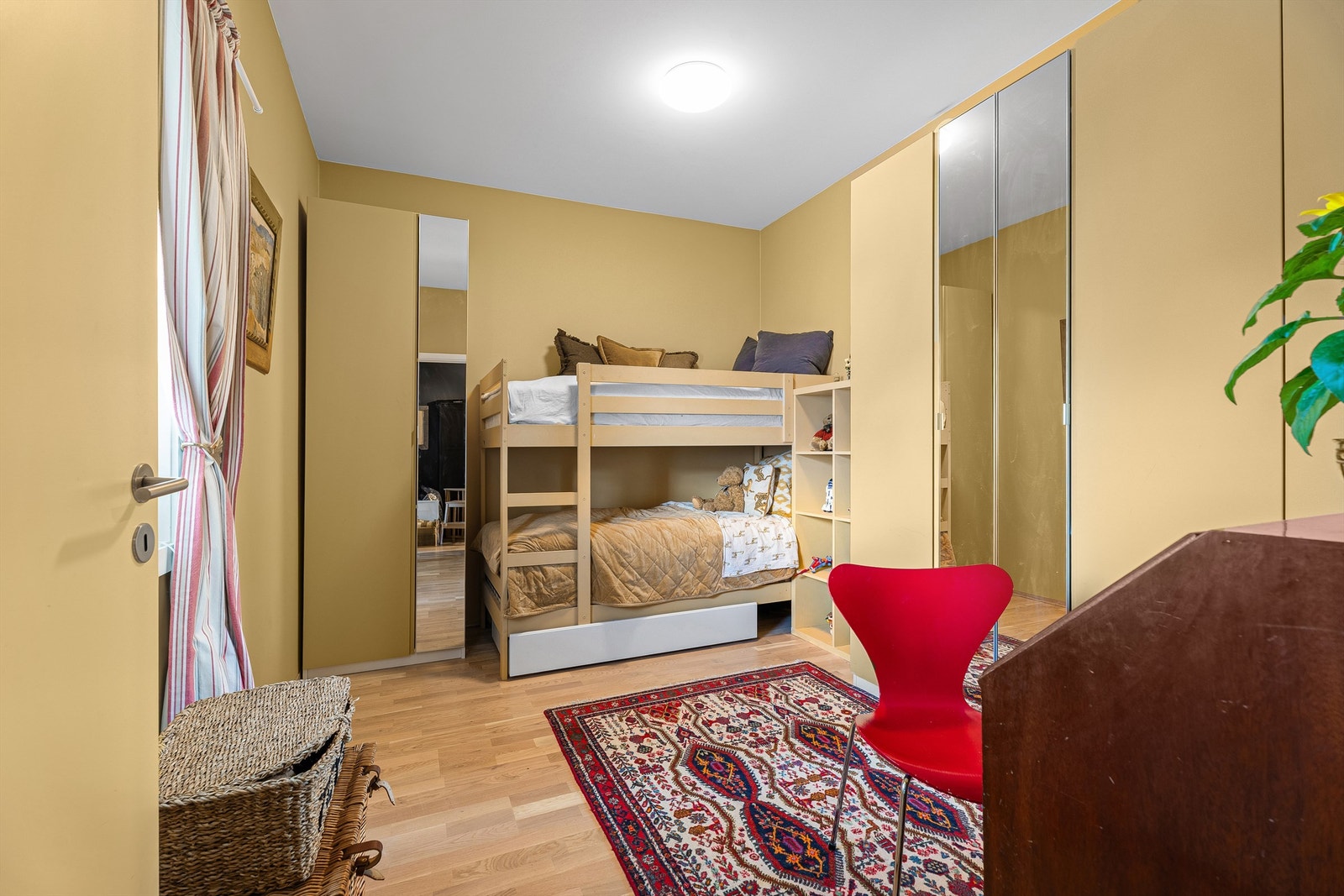Soverom er malt i fargen Sudbury Yellow fra FarrowAndBall. Rommet er av svært god størrelse med plass til stor seng og garderobeskap Galleribilde