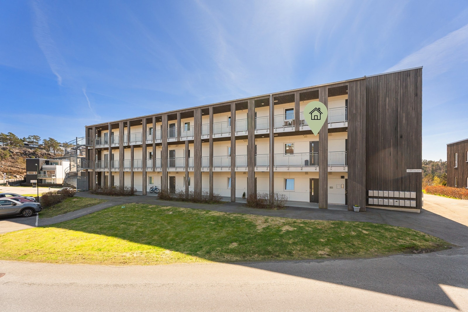 Leilighet markert fra fremside med gjesteparkering Galleribilde