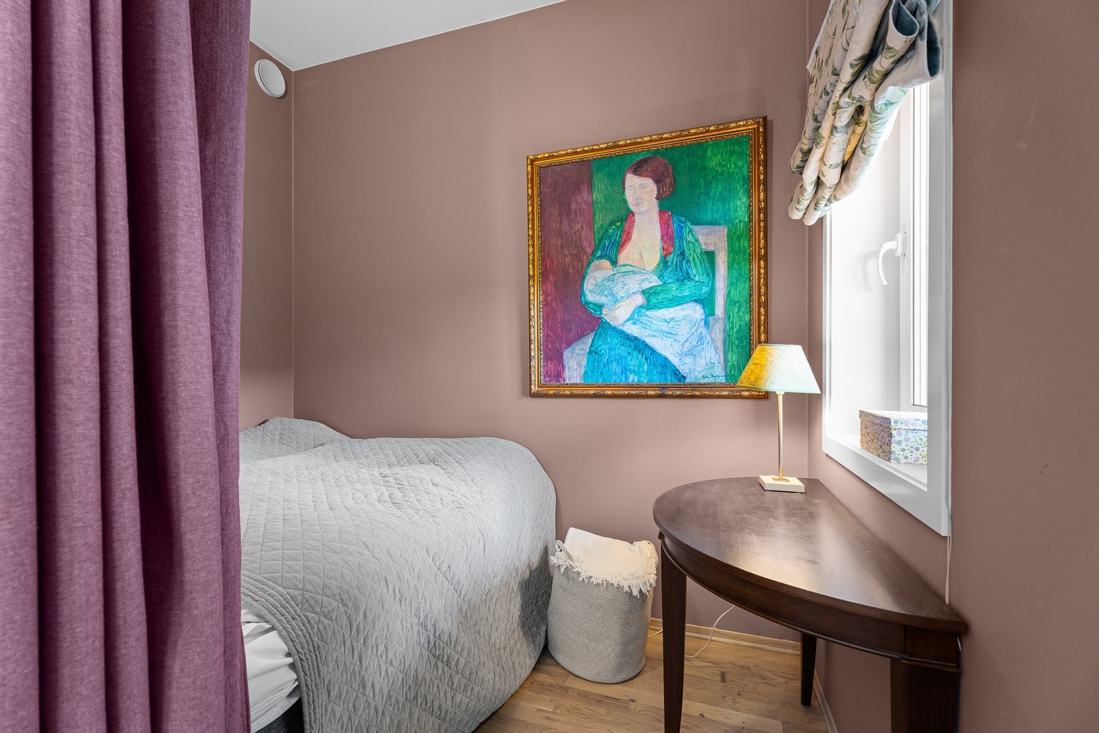 Bod har også plass til kontorpult, med utsikt mot balkong Galleribilde