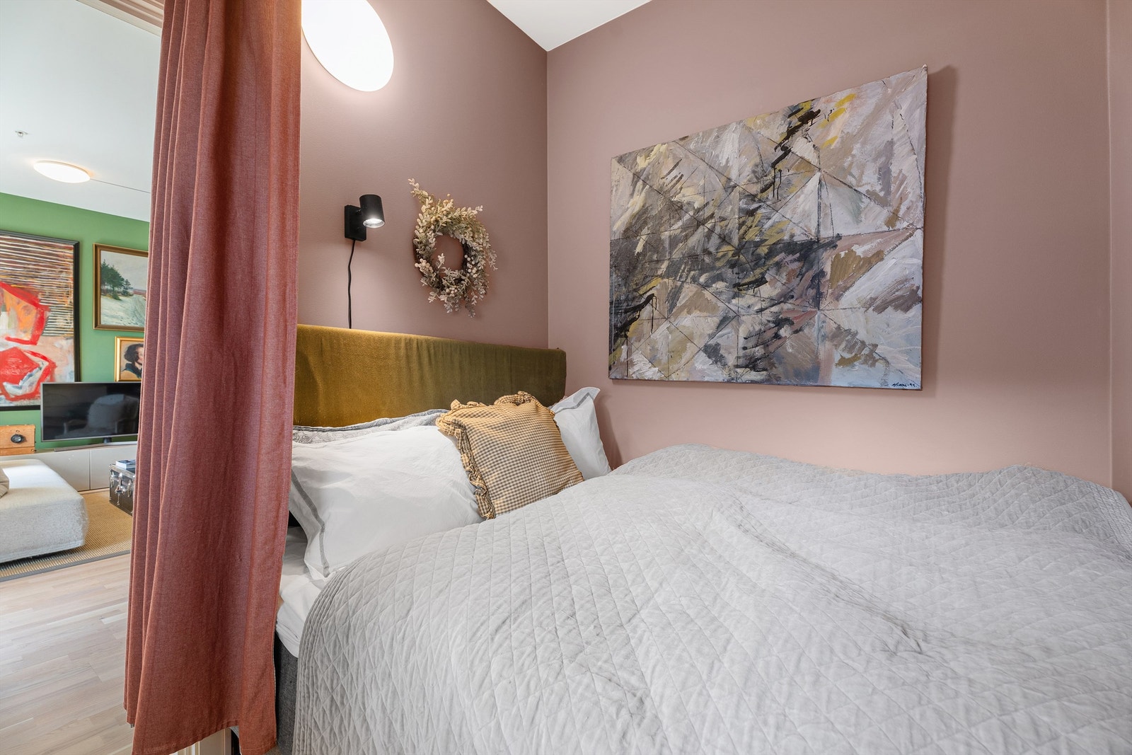 Bod er innredet som soverom med 150 seng. Veggene er malt i Farrow&Ball Sulking Room Pink. Varme er montert i gulv Galleribilde