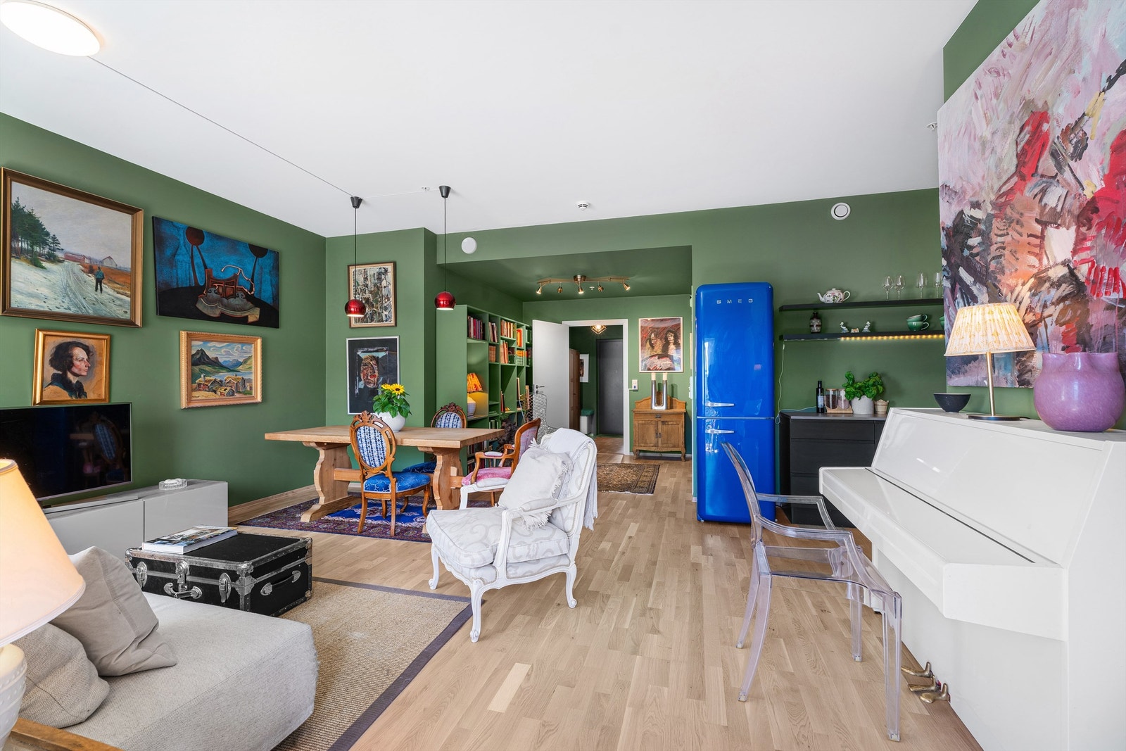 Stuen er malt i fargen Calke Green fra FarrowAndBall. Nytt 3-stavs parkett med varme i gulv fra 2023 Galleribilde