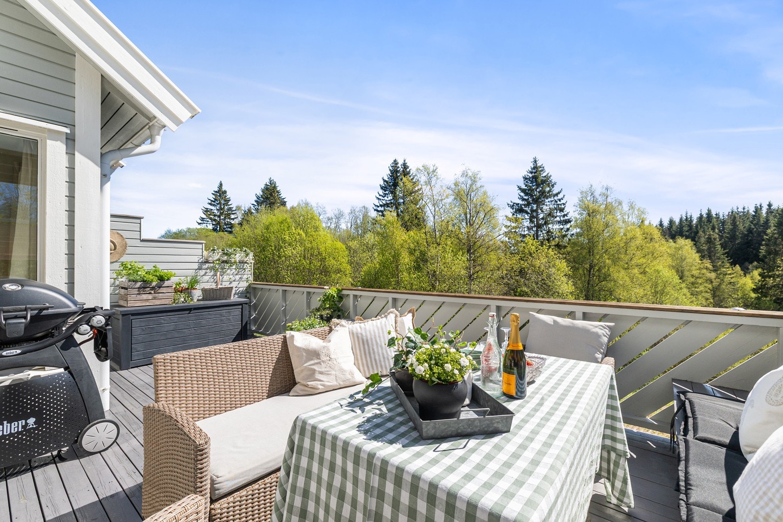 Terrasse av god størrelse. Galleribilde