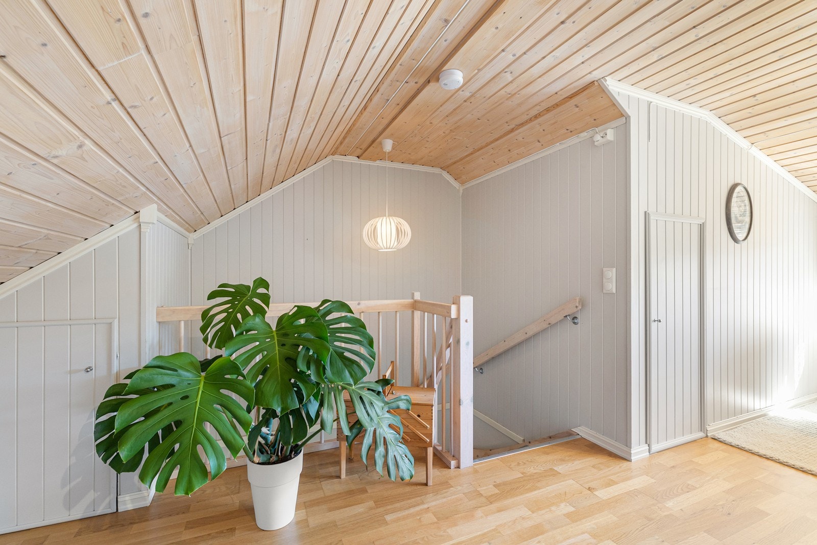 Loftsetasjen består av en lys og luftig loftstue. Galleribilde