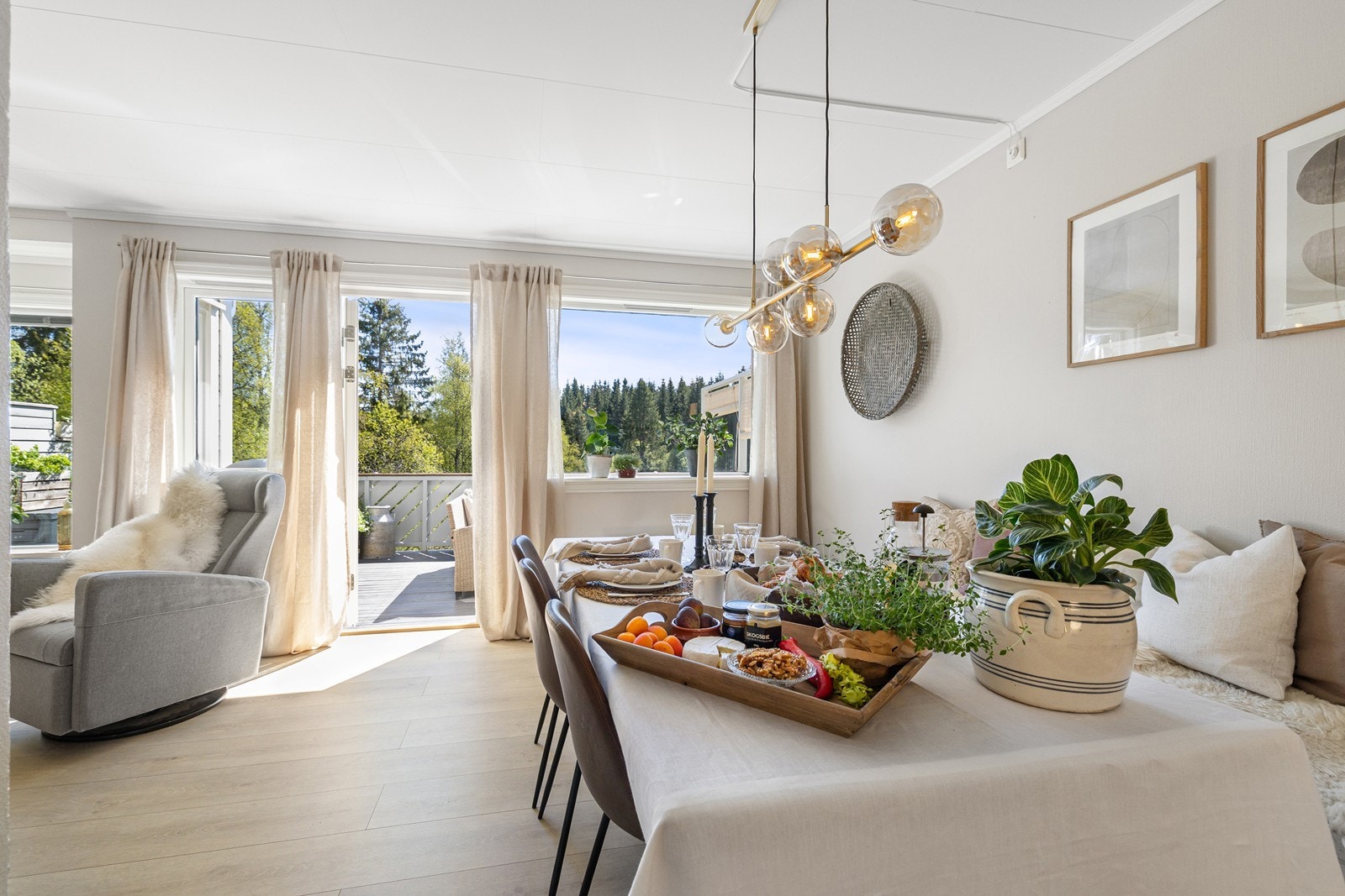 Lys stue med utgang til uteplassen via terrassedør. Galleribilde