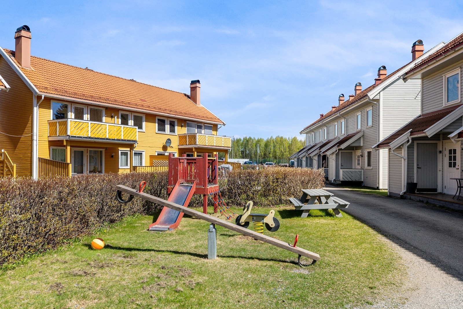 Fint fellesareal med lekeplass på sameiets tomt. Galleribilde