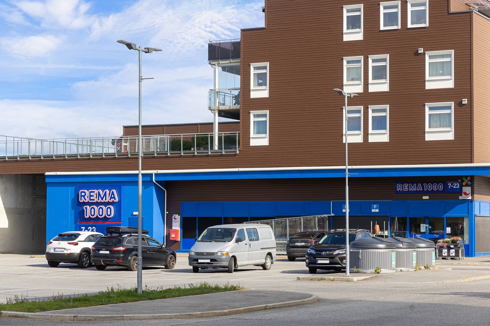 I sentrum ligger også Rema 1000 butikk med post i butikk. Galleribilde