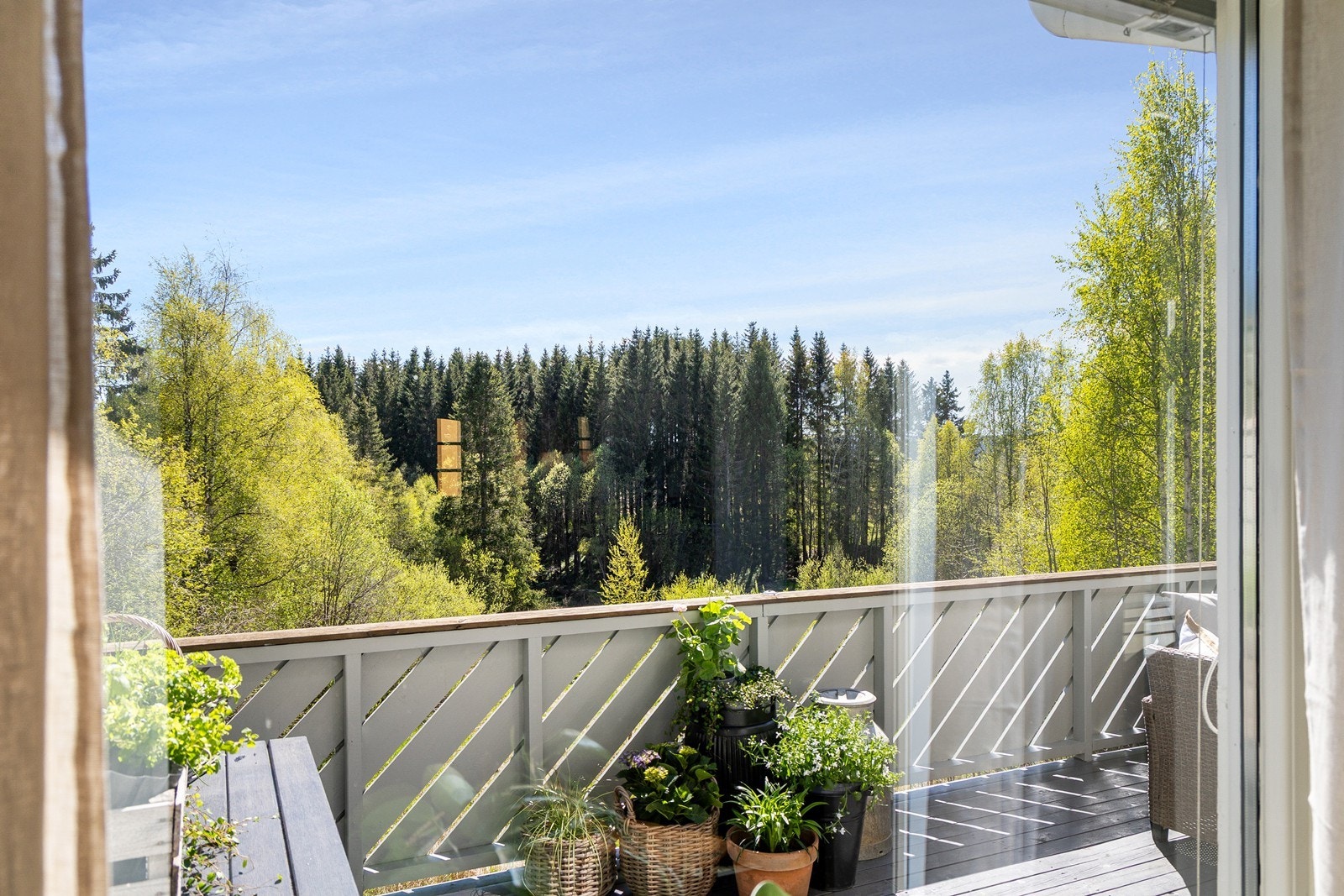 Nydelig utsikt fra stuevindu over skog og friareal i bakkant av boligen. Galleribilde