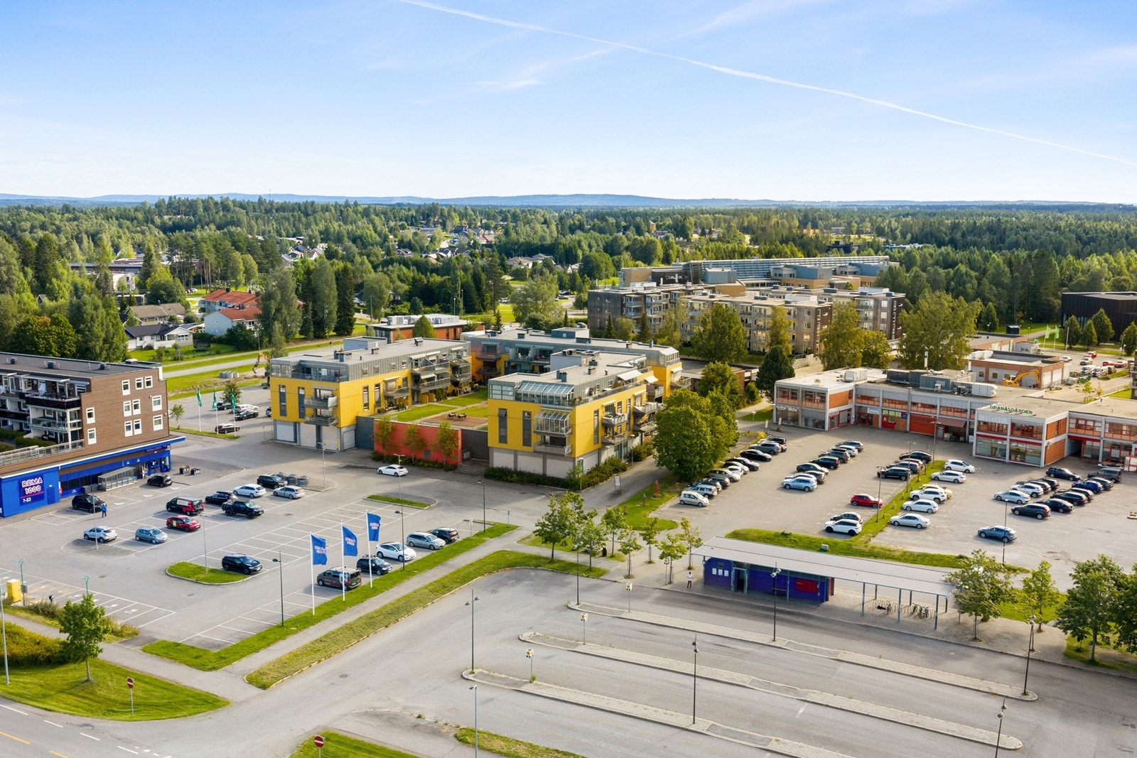 Nannestad torg ligger en kort gåtur unna, her er det vinmonopol, apotek, pizzeria og noen butikker. Galleribilde