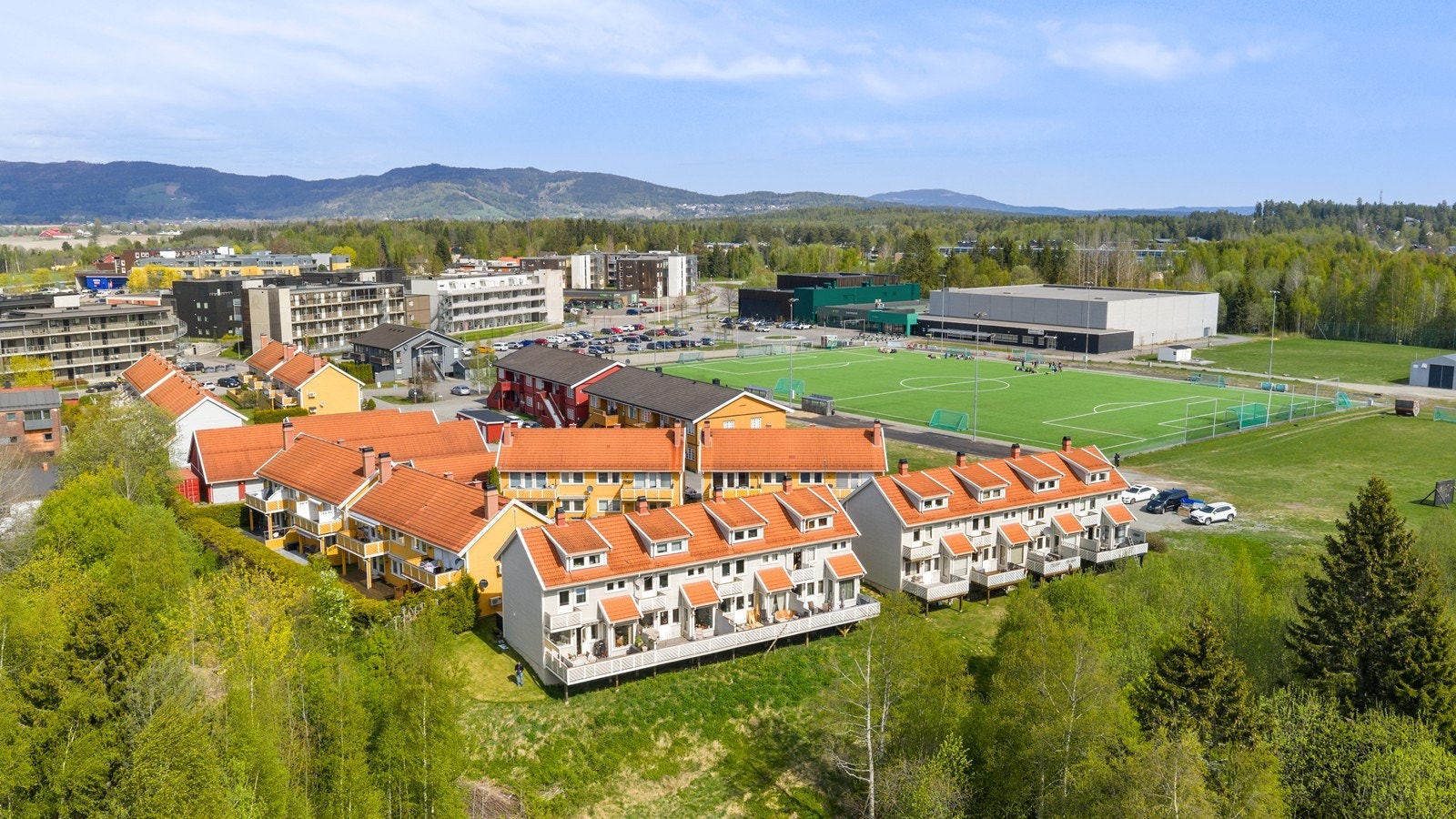 Boligen har en fin og sentral beliggenhet i Nannestad med kort vei til skoler i alle trinn, idrettsanlegg like ved og servicetilbud. Galleribilde