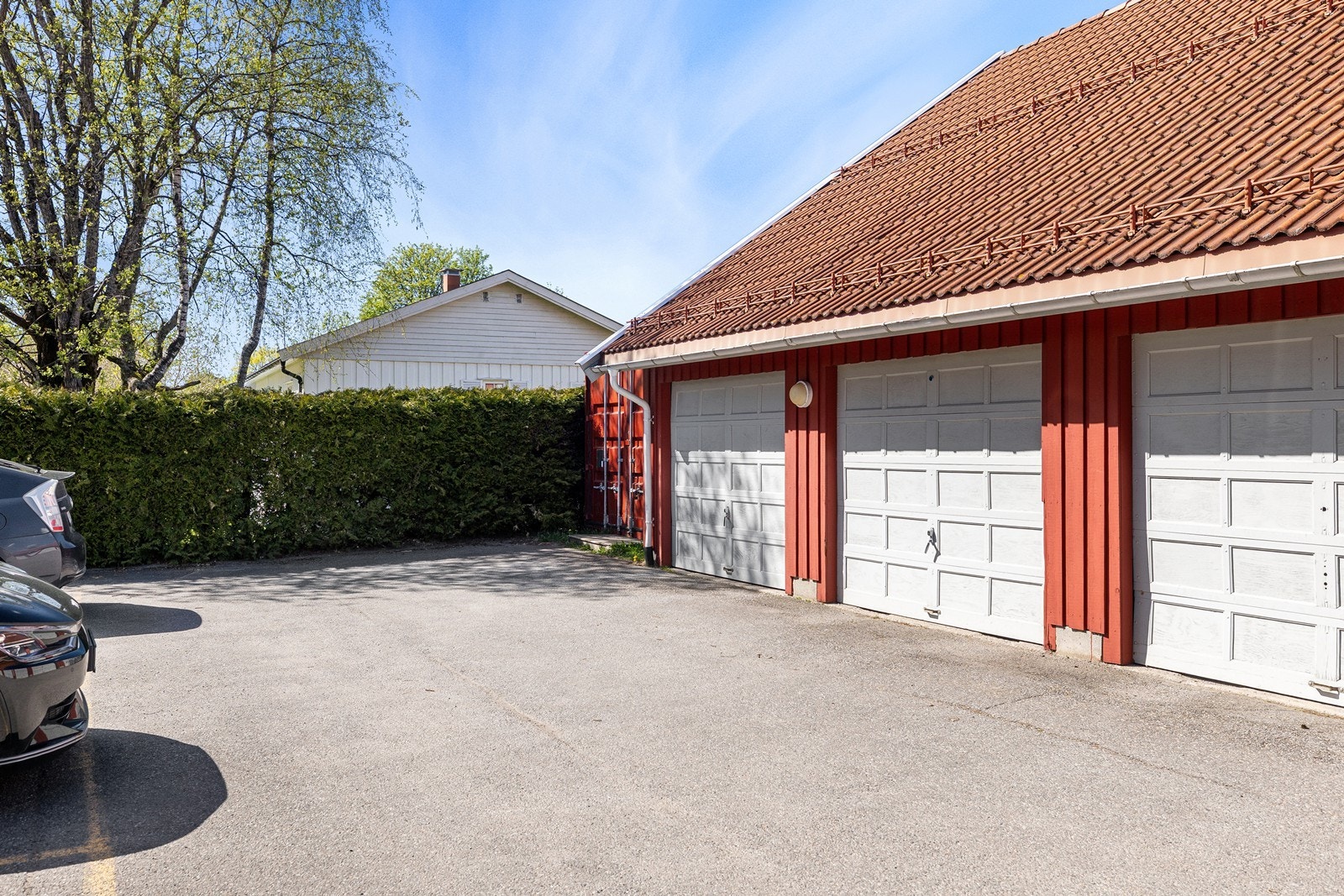 Det medfølger garasjeplass i rekke til boligen. Galleribilde