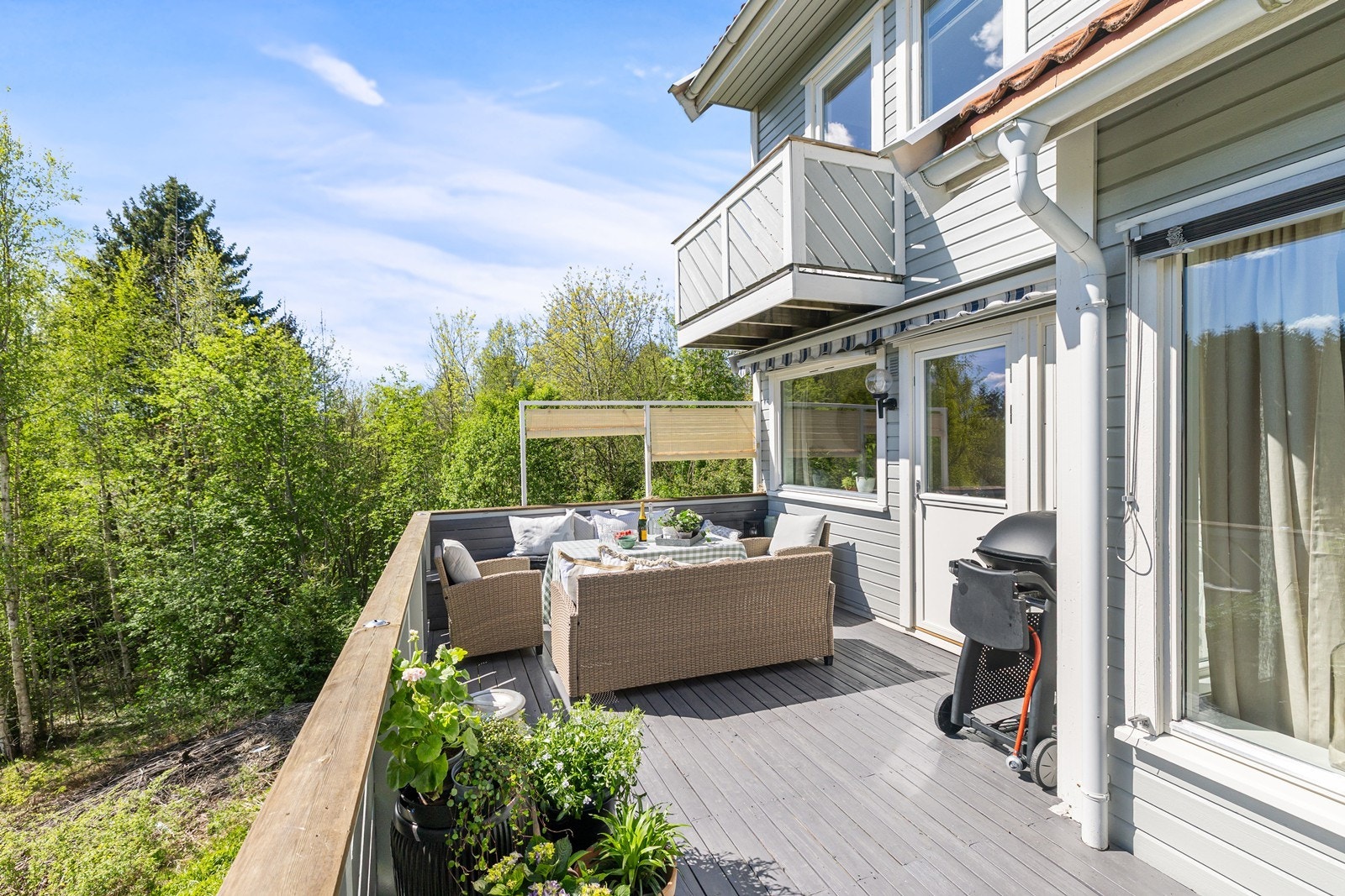 Boligen har både en koselig terrasse i 1. etasje og balkong utenfor 2. etasje. Galleribilde