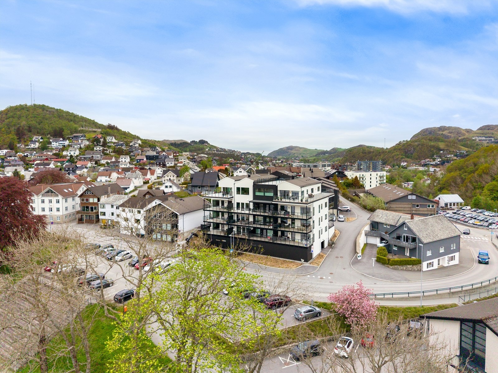 En påkostet leilighet fra 2023, med alt på ett plan og heisadkomst fra garasjeanlegg. Galleribilde