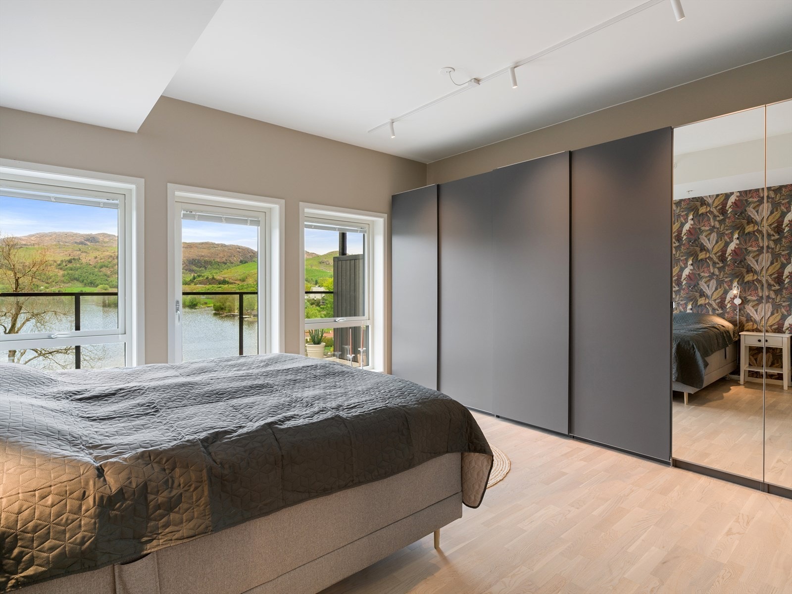 Skyvedørsgarderobe med speilfronter bidrar til en god romfølelse. Galleribilde