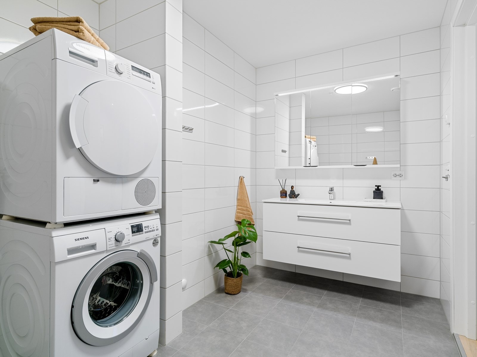 Badet er fra byggeåret 2023 og har en tidløs og funksjonell utforming. Galleribilde