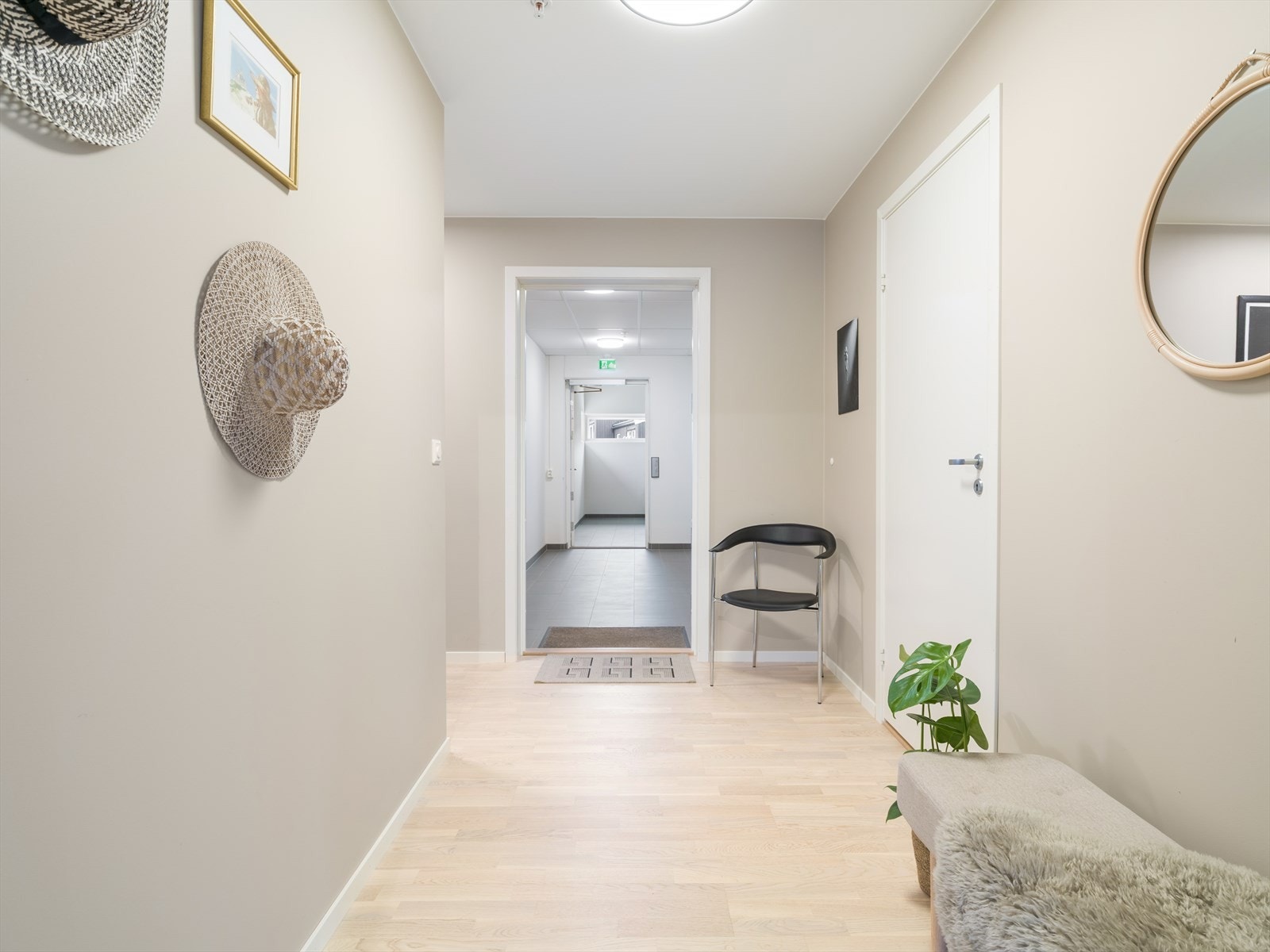 Entréen ønsker velkommen med parkett på gulv og tidløse fargevalg som er gjennomgående i boligen. Galleribilde