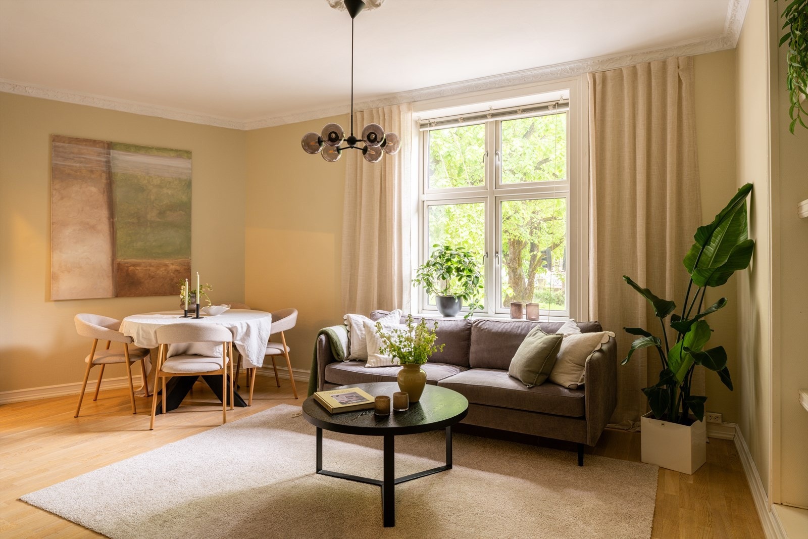 Stuen rommer plass til egen spisegruppe, den perfekte plassen å samle venner og familie. Galleribilde