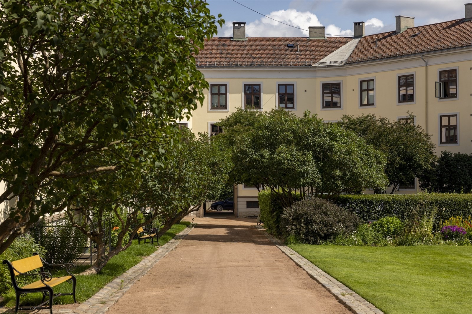 Her har du grøntarealer, grillplass og sittegrupper. Galleribilde