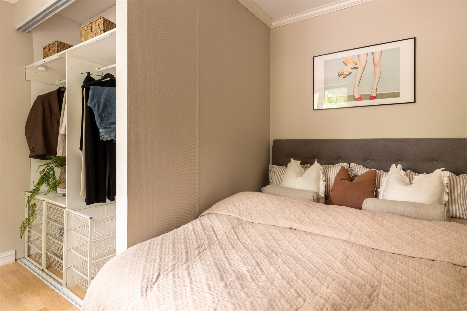 Lyst og innbydende soverom, med god plass til oppbevaring i innebygd garderobe. Galleribilde