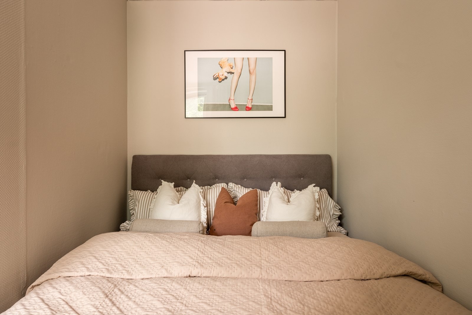 Rommet har perfekt plass til en 180 cm. seng. Galleribilde