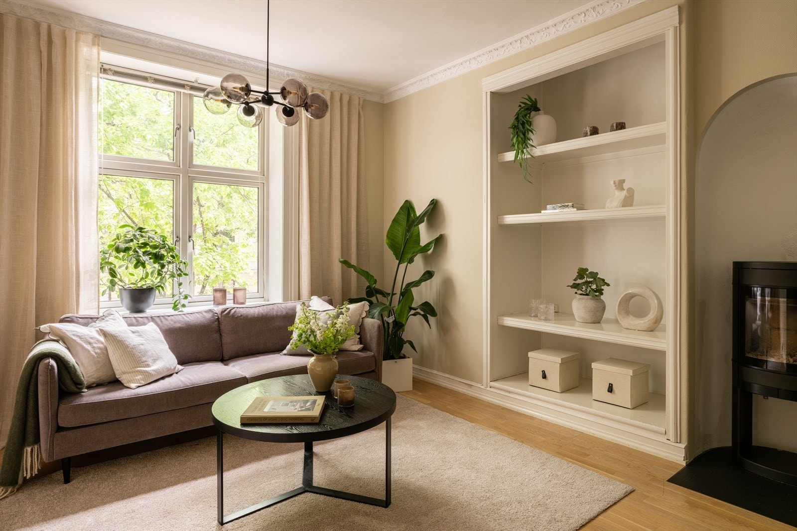 Lys og innbydende stue med en naturlig og funksjonell planløsning. Galleribilde