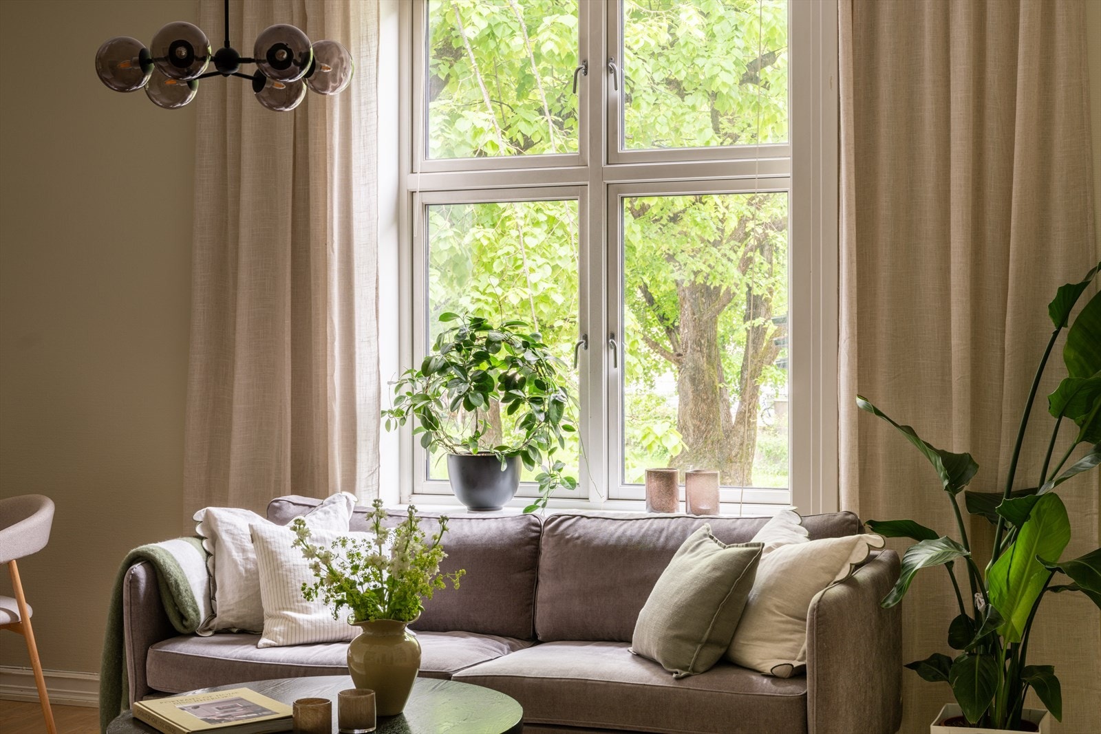 Leiligheten fremstår lys og har rikelig med lysinnslipp. Galleribilde