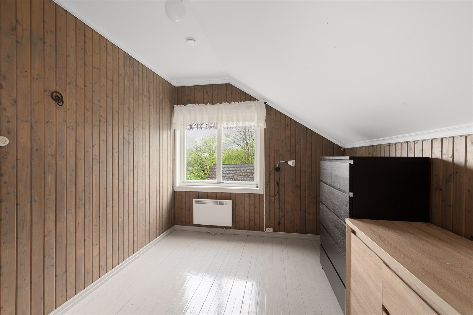 Det andre soverommet i etasjen har også behandlet tregulv og panel. Galleribilde