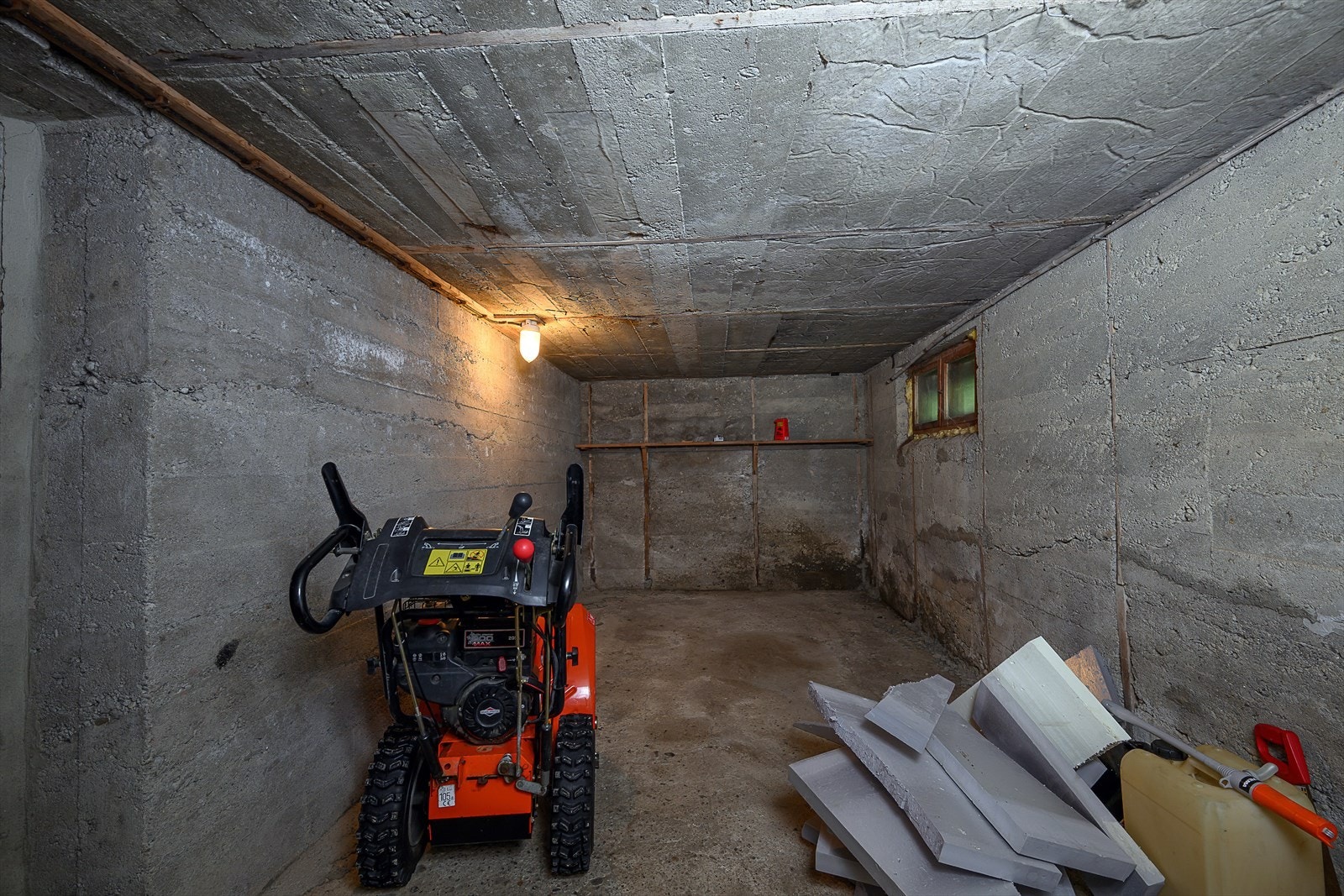 De uinnredede kjellerrommene har vegger av pusset og ubehandlet betongmur. Galleribilde