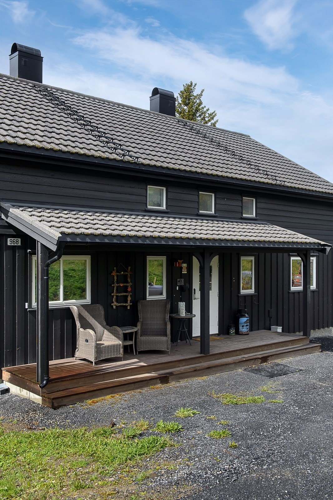Overbygget platting ved inngangspartiet gir en lun og skjermet velkomst. Galleribilde
