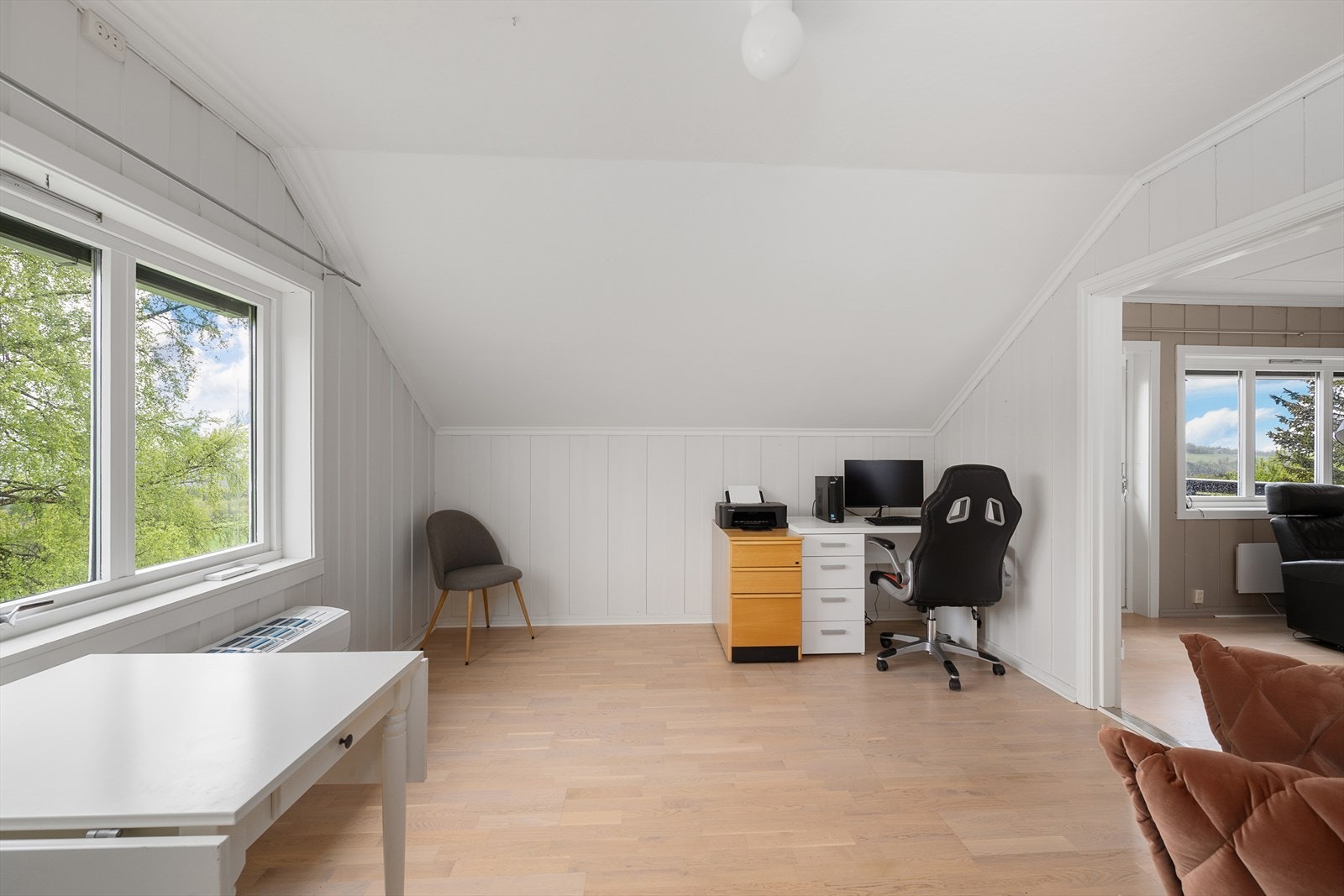 Kontoret har en egen varmepumpe fra 2024 for effektiv klimakontroll. Merk at det må installeres en ny kurs for varmepumpen. Galleribilde