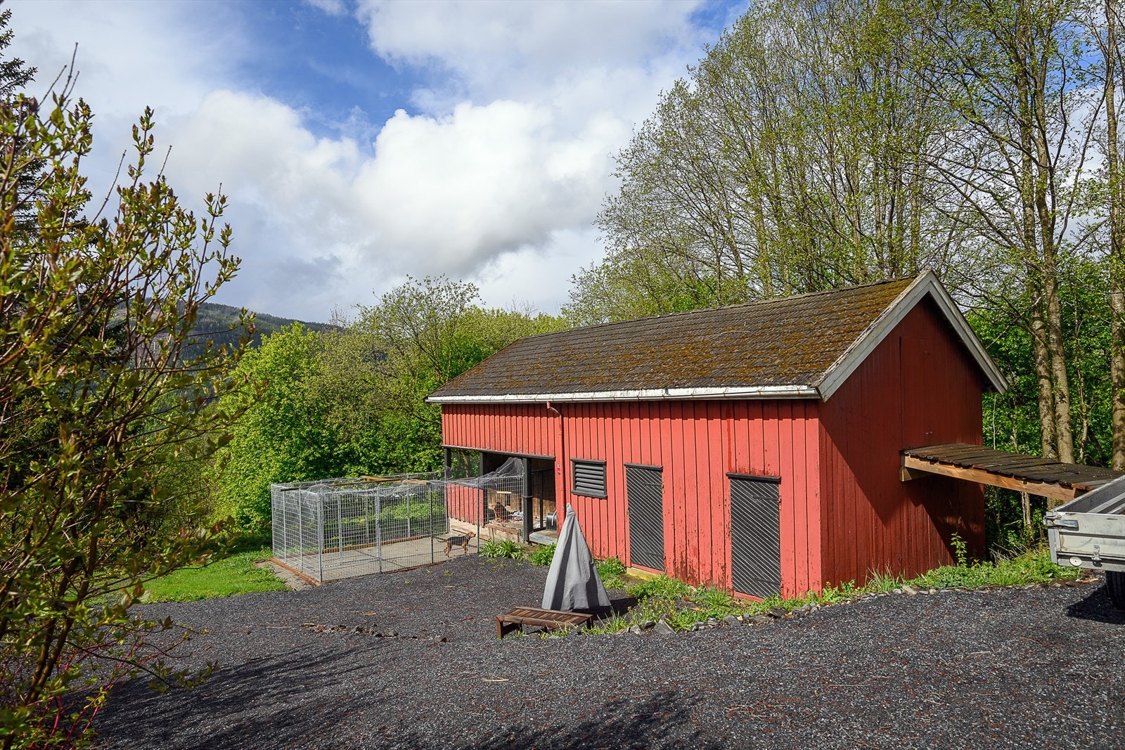På eiendommen står et romslig uthus fra 1950, ideelt for lagring eller hobbyvirksomhet. Galleribilde