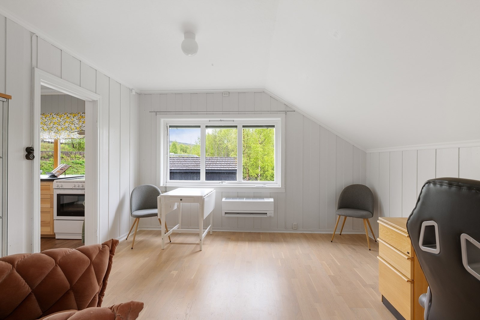 Et eget rom i andre etasje er innredet som kontor, men som også kan brukes som spisestue. Galleribilde