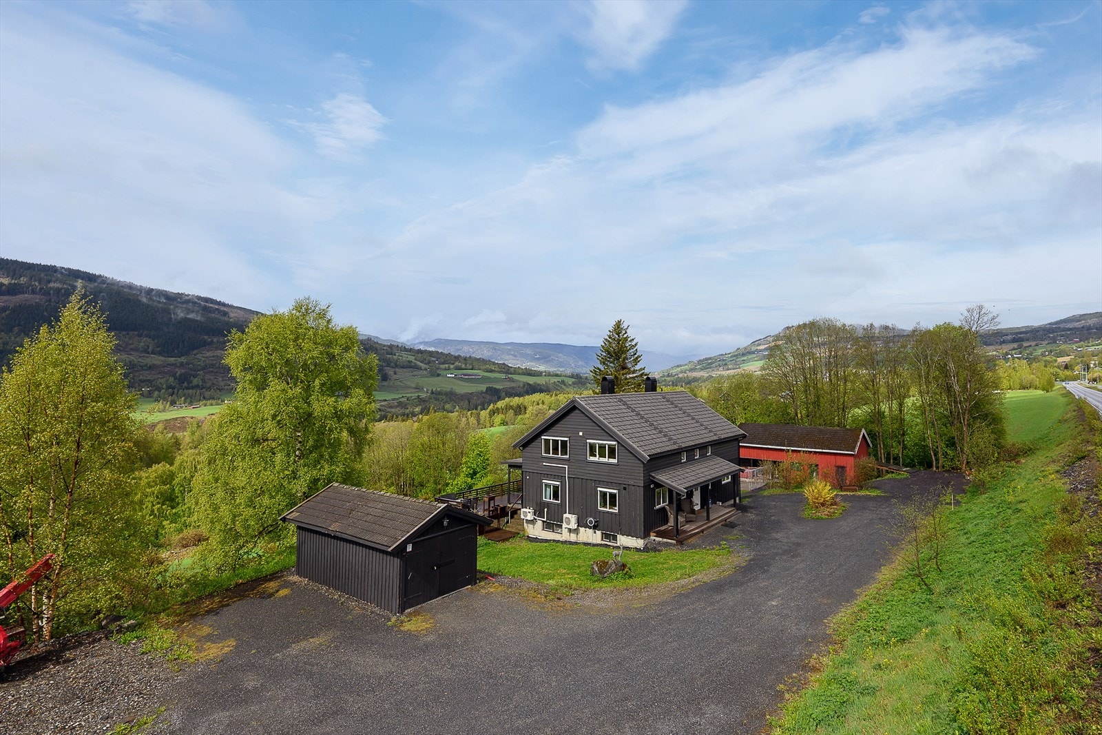 Ny gårdsplass ble anlagt i 2025. Eiendommen har også en egen garasje. Galleribilde