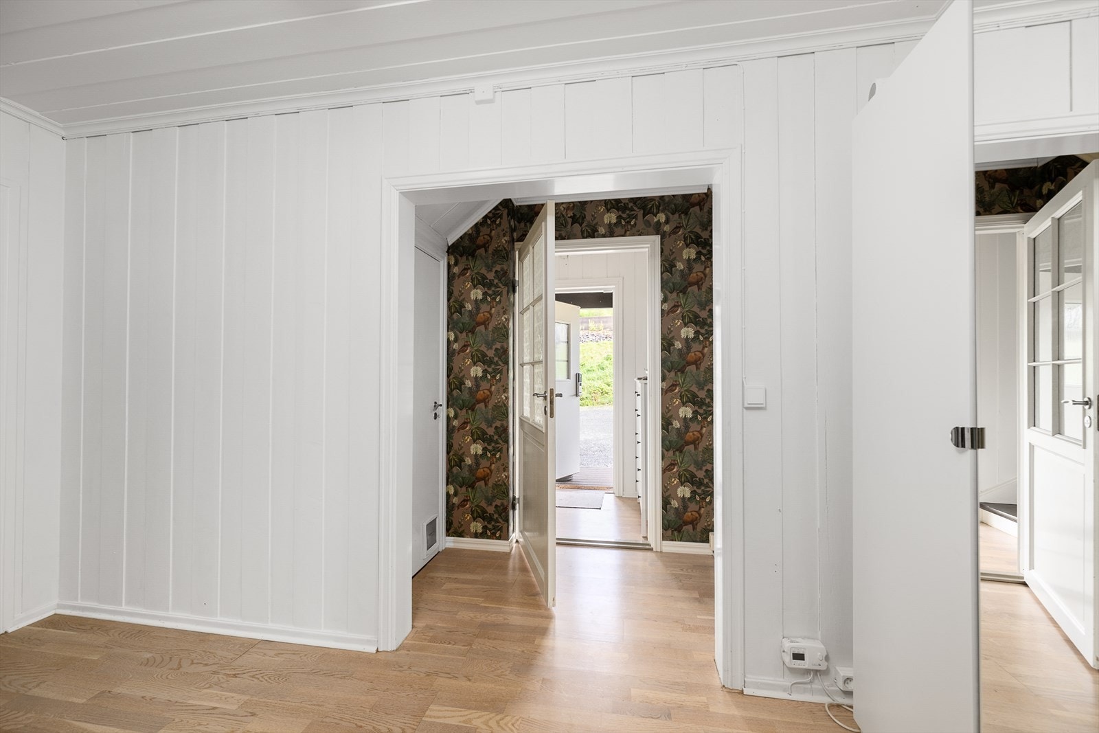 Fra gangen er det adkomst til boligens øvrige rom i første etasje. Galleribilde