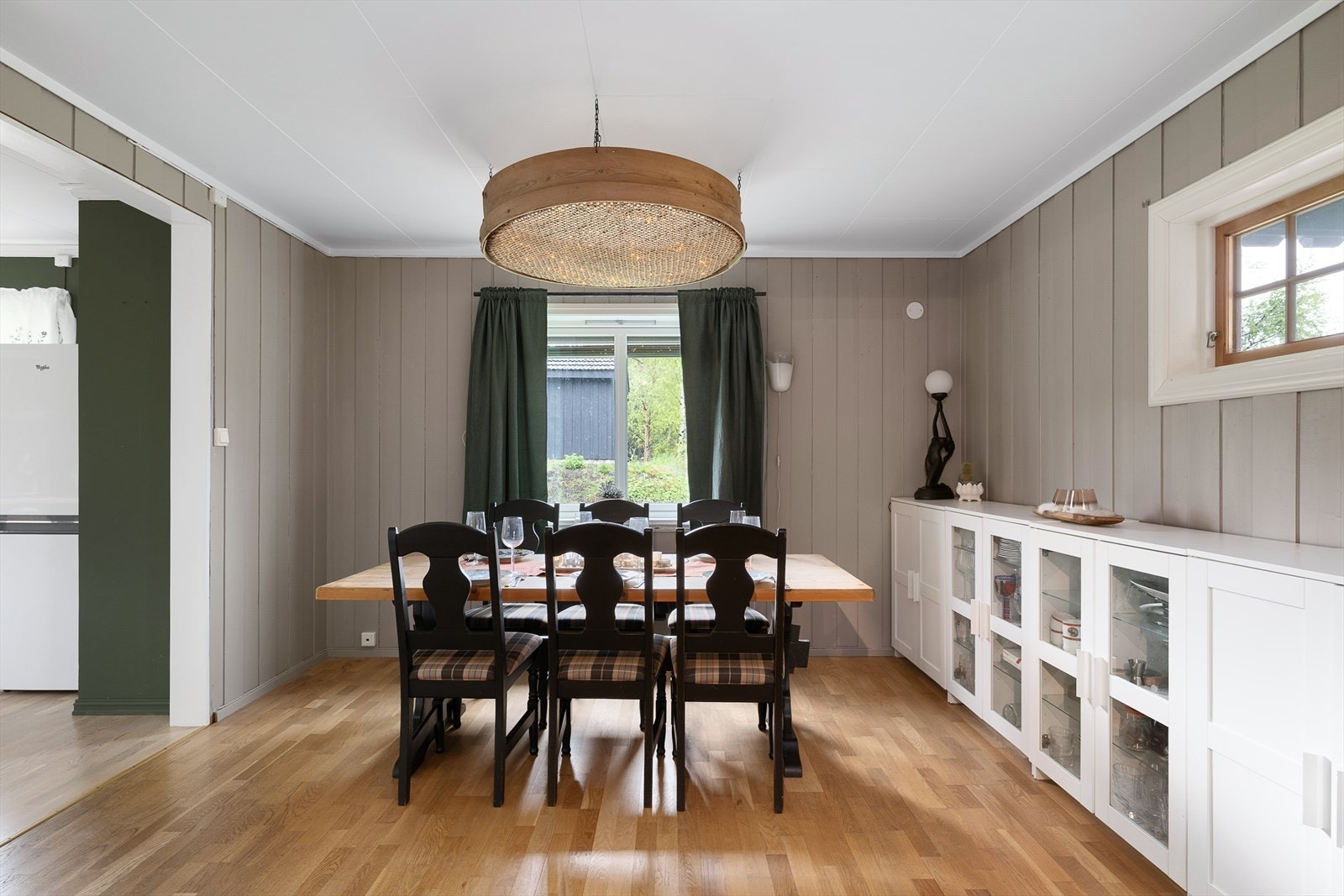 Spisestuen ligger i åpen forbindelse med stuen, med plass til et stort spisebord. Galleribilde